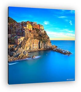 Manarola falu, sziklák és a tenger napnyugtakor. Cinque Terre, O (vászonkép)
