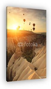 Hőlégballonok a sziklaalakzatok felett, Cappadocia (vászonkép)