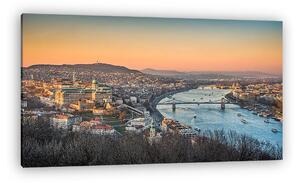 Panorámás kilátás Budapestre és a Duna partra sok hajóval (vászonkép)