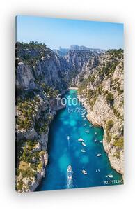 Yachts at the sea in France. Aerial view of luxury floating boat on transparent turquoise water at sunny day. Summer seascape fr (vászonkép)