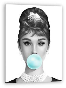 Audrey Hepburn kék rágógumit fúj, fekete-fehér (4:5 arány) (vászonkép)