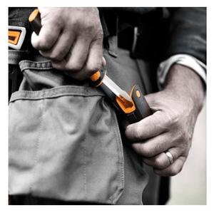 Fiskars 1023618 Általános kés tokba épített élezővel