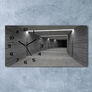 Négyszögletes üvegóra vízszintesen A beton alagút