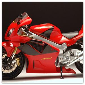 Egy piros motorkerékpár képe