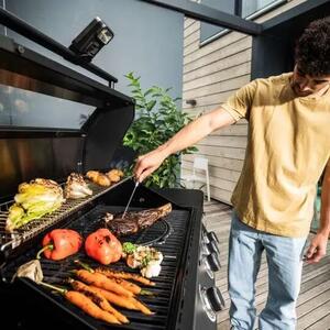 Rösle Allflame Prime 4 Gázgrill, 70x45 cm-es főzőfelület, Vario+ multifunkcionális rendszer, állítható gáznyomás, oldalégő, rozsdamentes hőelosztó, prémium rozsdamentes acél, fekete