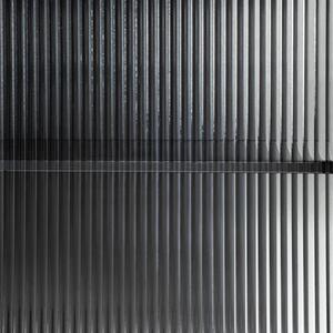 Fekete fém vitrin Kave Home Trixie 160 x 41 cm