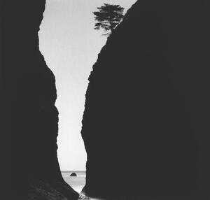 Fotográfia The ocean seen through a crevice in shadowed cliff, Zeb Andrews