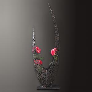 Dekor szobor, fém, 57x30x170 cm (a termék nem tartalmazza a virágot)