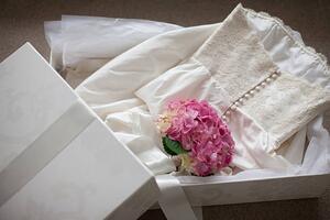 Művészeti fotózás Pink hydrangea on wedding dress in box, Tom Merton, (40 x 26.7 cm)