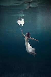 Művészi plakát girl underwater with balloons, Mark Mawson, (26.7 x 40 cm)