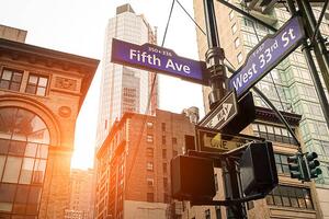 Művészeti fotózás Fifth Ave and West 33rd sign in New York City, ViewApart, (40 x 26.7 cm)