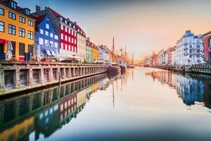 Művészeti fotózás Copenhagen, Denmark. Nyhavn, Kobenhavn's iconic canal,, emicristea, (40 x 26.7 cm)