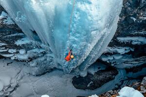 Művészeti fotózás A woman ice climbs up a, Alex Ratson, (40 x 26.7 cm)