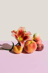 Művészeti fotózás Lily flower and peaches on beige, Tanja Ivanova, (26.7 x 40 cm)