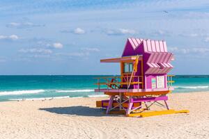 Művészeti fotózás Pink lifeguard hut at South Beach, Miami, USA, Alexander Spatari, (40 x 26.7 cm)