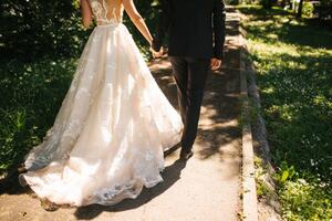 Művészeti fotózás Bride and groom walking on pavements, JovanaT, (40 x 26.7 cm)