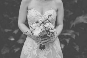 Művészeti fotózás Bride holding flowers, Dennis Diatel Photography, (40 x 26.7 cm)