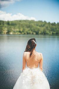 Művészeti fotózás Sexy back of beautiful bride by the lake, Pekic, (26.7 x 40 cm)