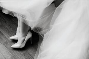 Művészeti fotózás Morning preparations. Gorgeous bride in white, VAKSMANV, (40 x 26.7 cm)