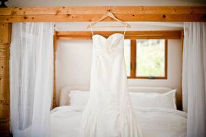Művészeti fotózás Wedding dress hanging bed, Cavan Images, (40 x 26.7 cm)