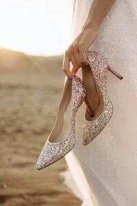 Művészeti fotózás Luxurious high-heeled shoes in the bride's, DAMIENPHOTO, (26.7 x 40 cm)