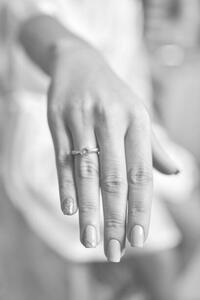 Művészeti fotózás Women hand with diamond ring. Wedding accessories, Kyrylo Matukhno, (26.7 x 40 cm)