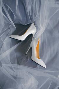 Művészeti fotózás Bride's shoes with a veil top view close-up, Artem Sokolov, (26.7 x 40 cm)