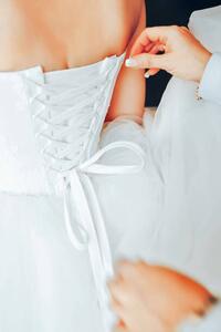 Művészeti fotózás Assistant Tie a Dress to the Bride, Valery Kudryavtsev, (26.7 x 40 cm)