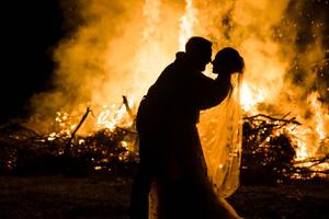 Művészeti fotózás Bride and Groom silhouette with Fire behind them, Ellen LeRoy Photography, (40 x 26.7 cm)