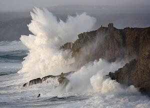 Fotográfia Massive waves breaking on headland, Cornwall,, David Clapp, (40 x 30 cm)