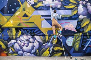 Fotográfia Street Artist On A Ladder Drawing On Wall, ArtistGNDphotography, (40 x 26.7 cm)