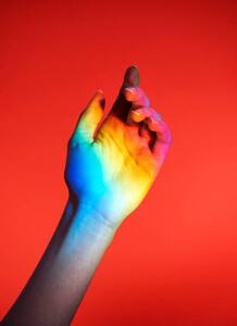 Művészeti fotózás hand with rainbow colours, Tara Moore, (30 x 40 cm)