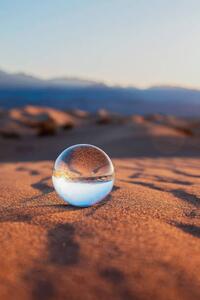 Fotográfia Glass Sphere on Desert Sand, Lena Wagner, (26.7 x 40 cm)