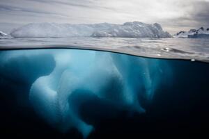Művészeti fotózás Iceberg in Antarctica, Brett Monroe Garner, (40 x 26.7 cm)