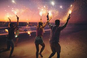 Művészeti fotózás Friends running on a beach with fireworks, wundervisuals, (40 x 26.7 cm)