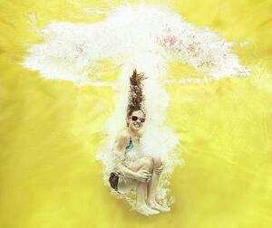 Fotográfia Girl jumping into water on yellow background, Stanislaw Pytel, (40 x 35 cm)
