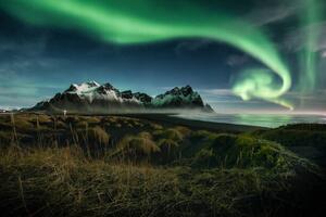 Fotográfia northern lights over Vestrahorn moutain , Iceland, Peerasit Chockmaneenuch, (40 x 26.7 cm)