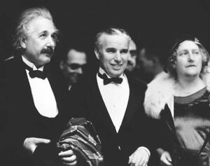Fotográfia Albert Einstein and his wife Elsa with Charlie Chaplin, Unknown photographer,, (40 x 30 cm)