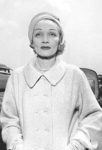 Művészeti fotózás Marlene Dietrich at Paris Airport Before Going To Montecarlo For Film The Monte Carlo Story 1956, (26.7 x 40 cm)