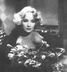 Fotográfia Shanghai Express by Josef von Sternberg with Marlene Dietrich, 1932, (40 x 40 cm)