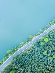 Művészeti fotózás Highway beside the lake, Tingting Wu, (30 x 40 cm)