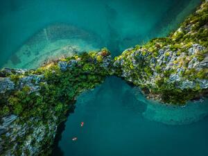 Fotográfia Drone view on rocks and canoes, Nikada, (40 x 30 cm)
