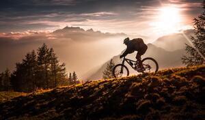 Művészeti fotózás Golden hour biking, Sandi Bertoncelj, (40 x 22.5 cm)