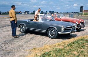 Fotográfia Stirling Moss and Rob Walker 230sl at Silverstone, 1960