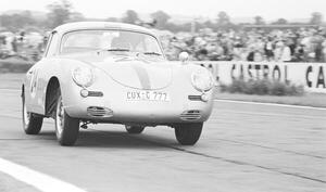 Fotográfia Fritz Hahnl Jr in a Porsche 356B Carrera, (40 x 26.7 cm)