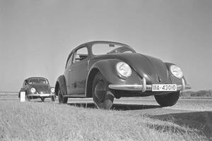 Fotográfia Two models of the Volkswagen beetle, or KdF car, with open and closed roof near the test track near Wolfsburg, Germany 1930s, (40 x 26.7 cm)