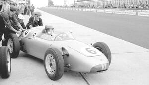 Fotográfia Hans Herrmann in a porsche being pushed out of the pits, 1960, (40 x 22.5 cm)