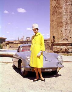 Fotográfia 1962, une jeune femme posant devant une Porsche 356 B, (30 x 40 cm)