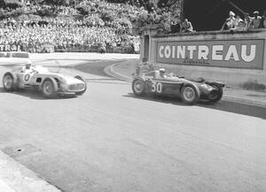 Fotográfia Stiriling Moss in the mercedes and Eugenio Castellotti driving the lancia d50 passing the gasworks, 1955