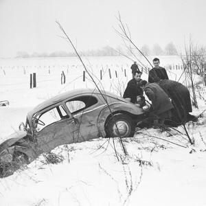 Fotográfia A Volkswagen beetle had an accident and was found in the roadside ditch, Germany 1960s, (40 x 40 cm)